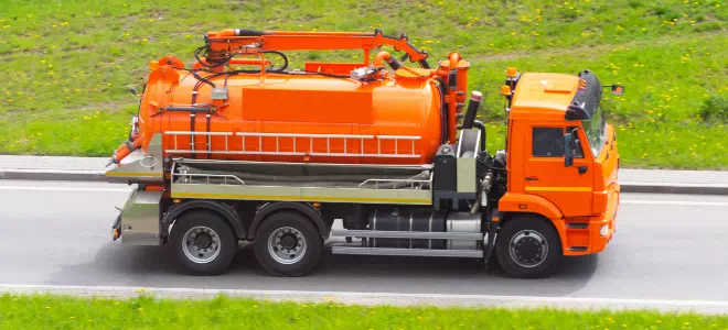 pomarańczowy samochód ciężarowy